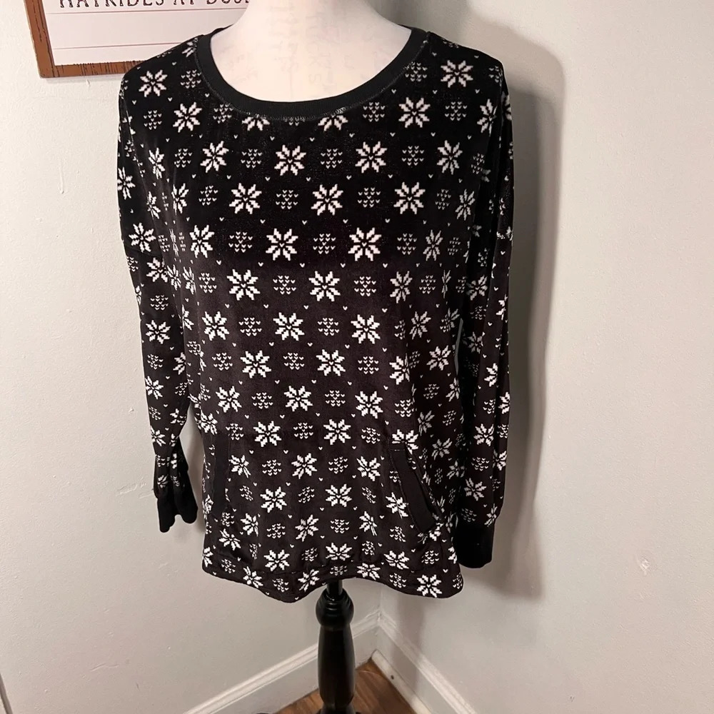 Simply Vera Vera‎ wang, L, Long sleeve crewneck,pocketed, Snowflake pajama top